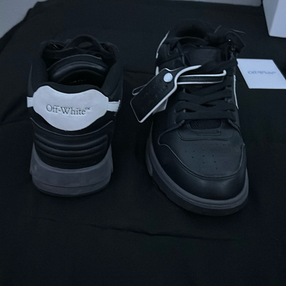 Black & White Out Of Office Sneakers

•worn once•

•IT 40(7)•